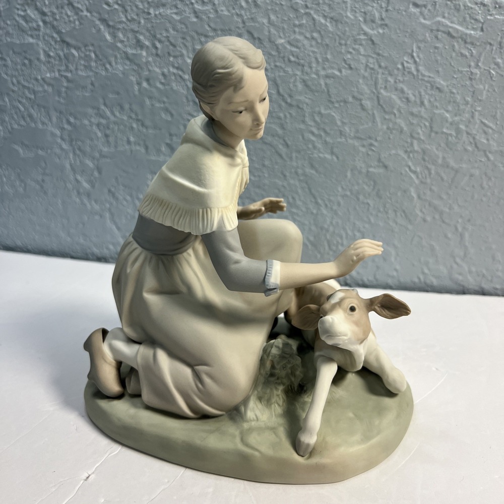 LLADRO Women Carassing‎ A Little Calf Size - 7 1/2" BY 7 1/2"